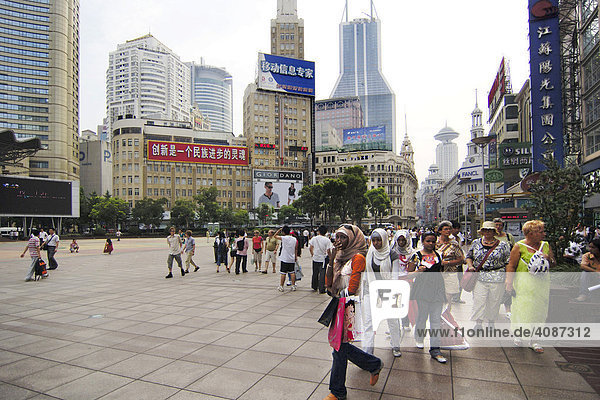 Tourists on the main shopping street  Nanjing Donglu  Shanghai  China