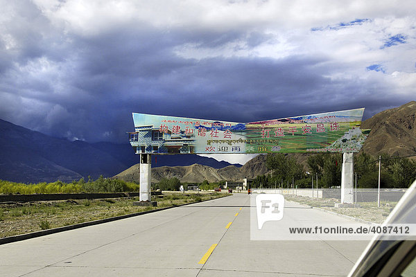 Werbeplakat über Straße nahe Lhasa  Tibet  Asien