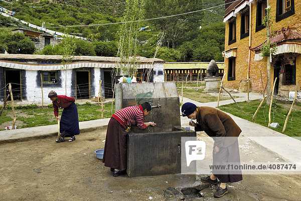Nonnen beim Zähneputzen im Nonnenkloster Sangngag Simkyil  Tibet