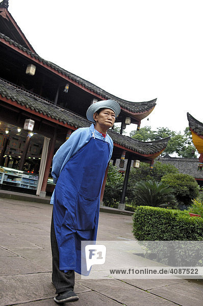 Chinesin mit Schürze  Wannian Kloster auf dem Mount Emei bei Chengdu  China  Asien