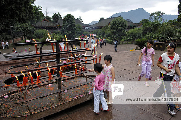 Kinder spenden Opferkerzen im Wannian Kloster auf dem Mount Emei bei Chengdu  China  Asien