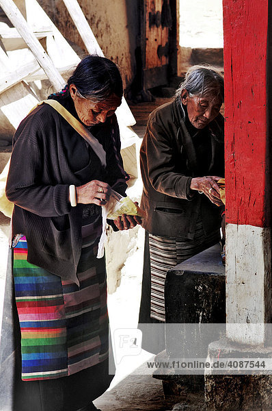 Pilgerinnen im Kloster Ganden (4300m) bei Lhasa Tibet