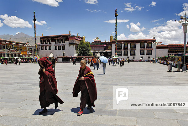 Der Barkor Platz vor dem Jokhang Tempel  Lhasa  Tibet