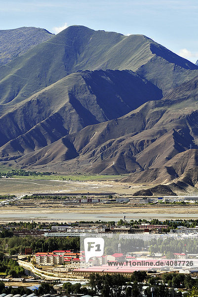 Blick vom Potala auf Neubaugebiet in Lhasa  Tibet  Asien