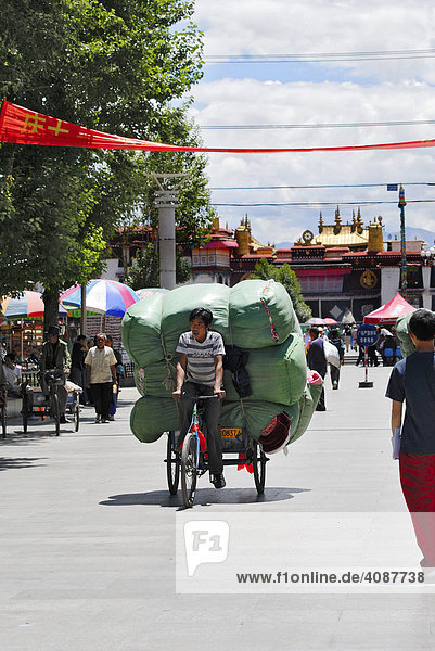 Fahrradrikscha mit riesigen Ballen  Lhasa  Tibet  Asien