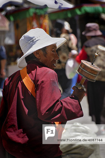 Alte Frau mit Gebetsmühle auf dem Barkhor  Lhasa  Tibet  Asien