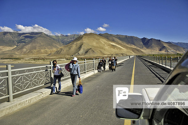 Neue Brücke über den Brahmaputra (Tsangpo) bei Lhasa  Tibet  Asien