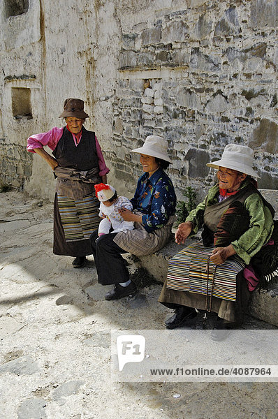 Drei ältere Tibeterinnen mit Kind  Jamkhang Chenmo Kloster  Tashilhunpo  Tibet  Asien