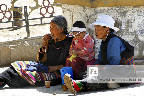 Pilgerinnen mit Kind  Gyantse  Tibet