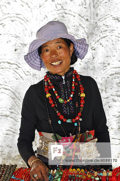 Tibeterin mit Silberschmuck an Souvenirstand  Gyantse  Tibet