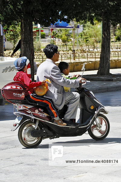 Zu dritt auf dem Motorroller  Gyantse  Tibet