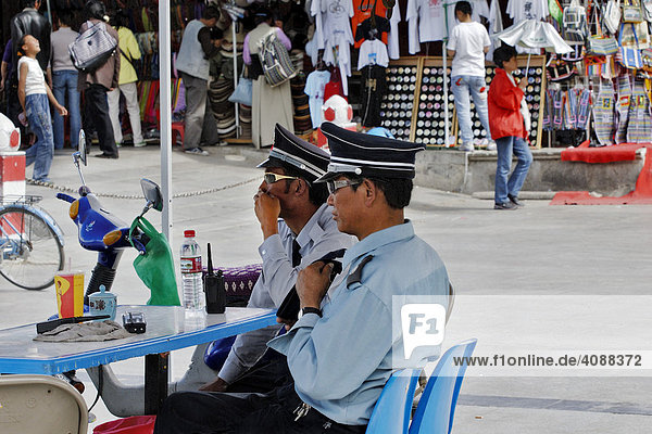 Polizisten im Cafe  Barkhor  Lhasa  Tibet  Asien