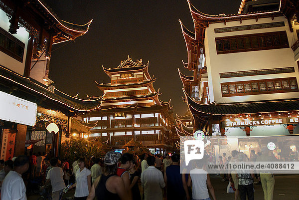 Neu aufgebautes Viertel am Yu-Garten am Abend  Shanghai  China  Asien