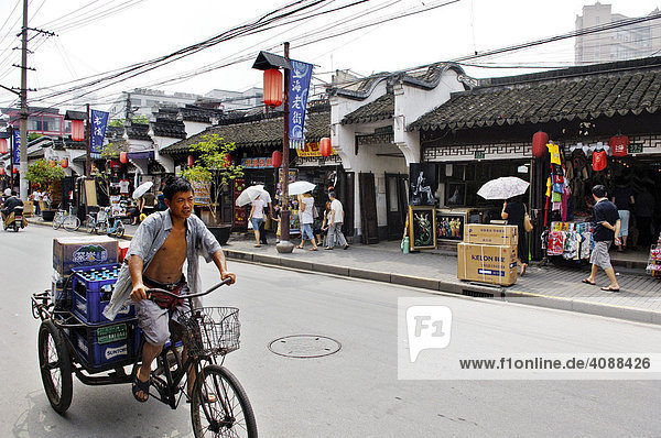 Straße im alten Shanghai  Kabelchaos  Fahrradrikscha  Shanghai  China  Asien