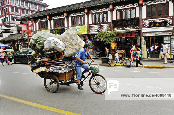 Heavy loaded rickshaw  old part of town  near Fangbang Zhonglu  Shanhai  China  Asia