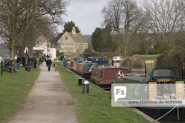 Fußpfad  Fußgänger und Hausboote  Avon Canal  Somerset  England  Großbritannien  Europa