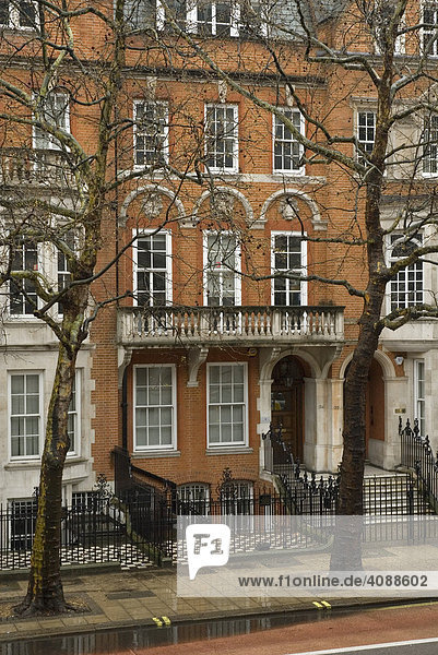 Viktorianisches Haus  Bäume und Gehsteig  London  England  Großbritannien  Europa