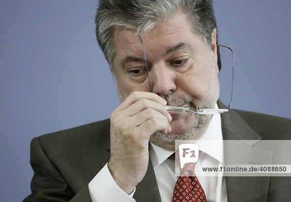 Kurt BECK Bundesparteivorsitzender der SPD und Ministerpräsident von Rheinland-Pfalz in der Bundespressekonferenz BERLIN DEUTSCHLAND 10.03.2008.