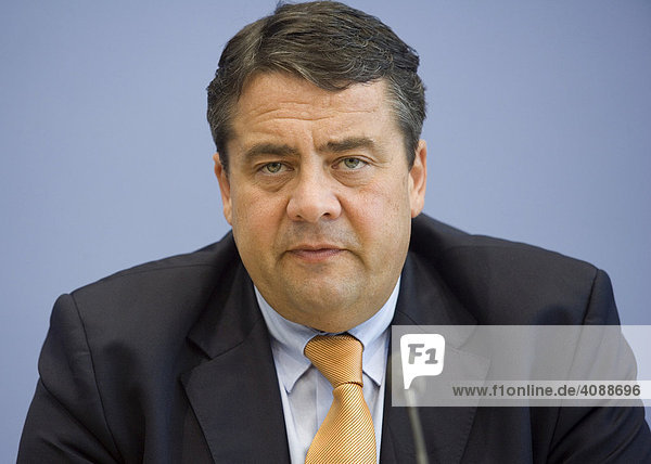 Sigmar GABRIEL ( SPD )  Bundesminister für Umwelt  Naturschutz und Reaktorsicherheit  in der Bundespressekonferenz. DEUTSCHLAND  BERLIN.