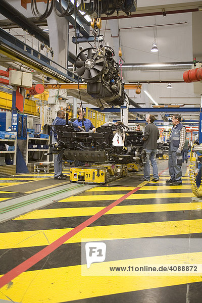MAN AG: Produktion von Lastkraftwagen  Einbau des Motors  BAYERN  MÜNCHEN  DEUTSCHLAND.