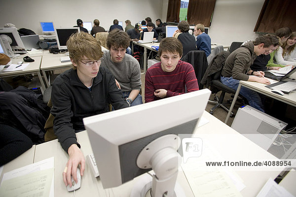 Studium der Informatik an der Universität Hamburg. Studenten des ersten Semesters während einer Übungsstunde an modernen Computern  HAMBURG  DEUTSCHLAND  29.01.2008.