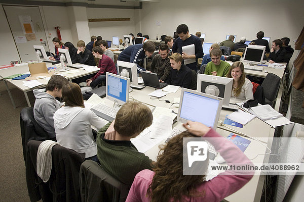 Studium der Informatik an der Universität Hamburg. Studenten des ersten Semesters während einer Übungsstunde an modernen Computern  HAMBURG  DEUTSCHLAND  29.01.2008.