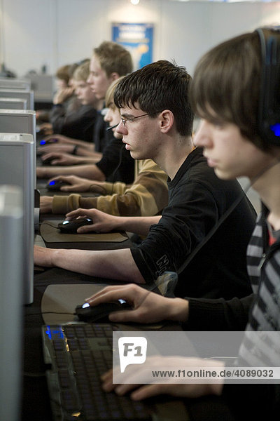 CeBIT 2008: Jugendliche bei einem Massen-Multiplayer-Online-Rollenspiel ( Computerspiel )  HANNOVER  DEUTSCHLAND  04.03.2008.