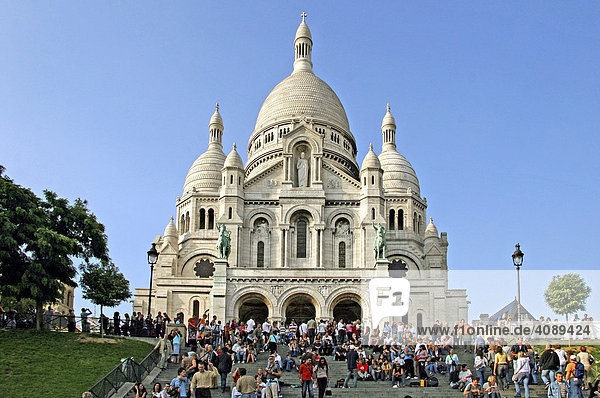 Basilika von Sacre Coeur  Touristen  Paris  Frankreich