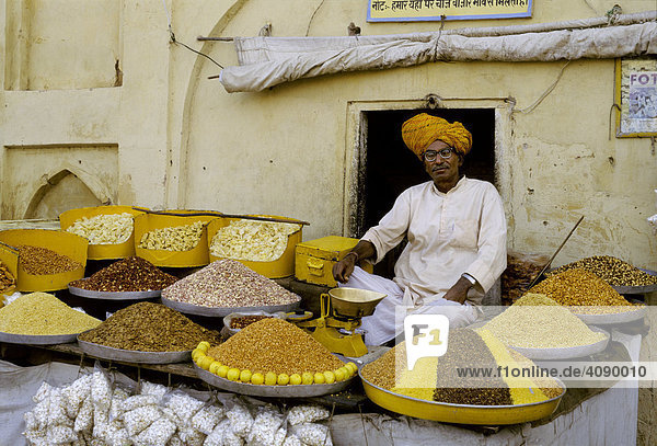 Verkäufer von Nüssen im Amber Fort bei Jaipur  Rajasthan  Indien