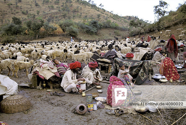 Marwa Nomaden Familie beim Essen  Rajasthan  Indien