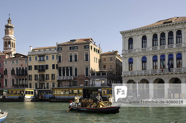 Boot auf dem Canale Grande  Venedig  Italien