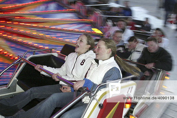 DEU  Deutschland  Heidelberg  10.03.2004  Zwei Maedchen fahren in einem Fahrgeschaeft beim Mathaisemarkt Schriesheim 2004