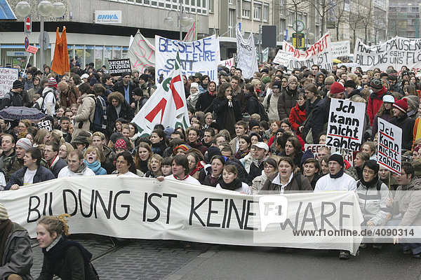 Mannheim  DEU  03.02.2005  Studentendemo gegen die Einfuehrung von Studiengebuehren  Zentrale Kundgebung in Mannheim