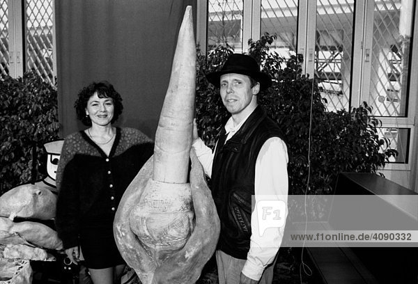 Heidelberg  DEU  1996  Gunther von Hagen und seine Frau Angelina Whalley presentieren sich vor dem ersten Plastinat  einem Walpenis