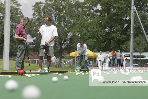 10.07.2005  Heidelberg  DEU  Ueben des Golfspieles  bei einem Tag der offenen Tuer