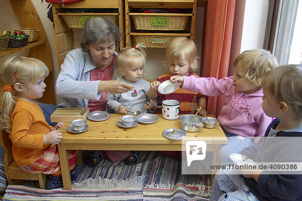Heidelberg  28.07.2005  DEU  Kinderhort fuer Kinder unter 3 Jahren  Tagesmutter Elisabeth Mendoza bei der Arbeit