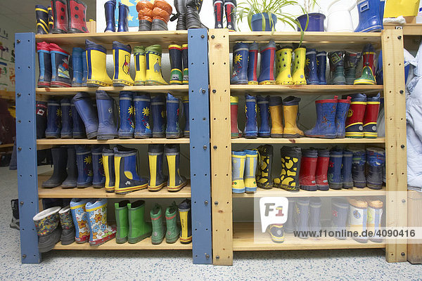 DEU  Bundesrepublik Deutschland  Kindergarten . Garderobe in einer Kindertagesstaette
