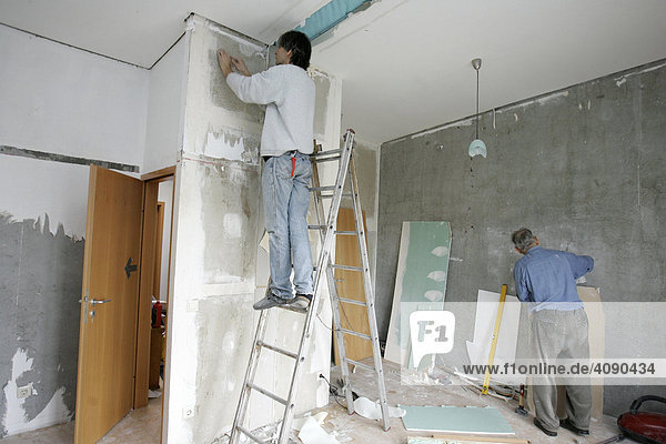DEU  Bundesrepublik Deutschland  Heimwerker beim Renovieren  hohe Unfallgefahr bei Heimwerkern