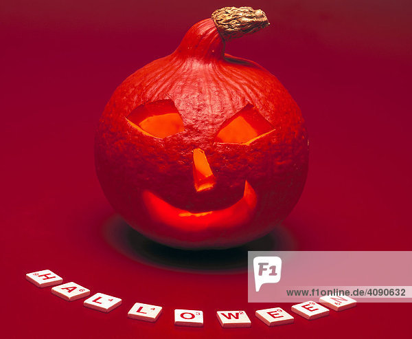 Halloweenkürbis mit dem Schriftzug Halloween
