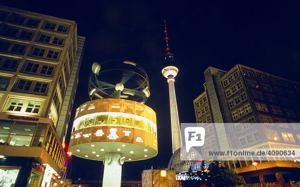 Weltzeituhr auf dem Alexanderplatz mit Fernsehturm in Berlin  Deutschland