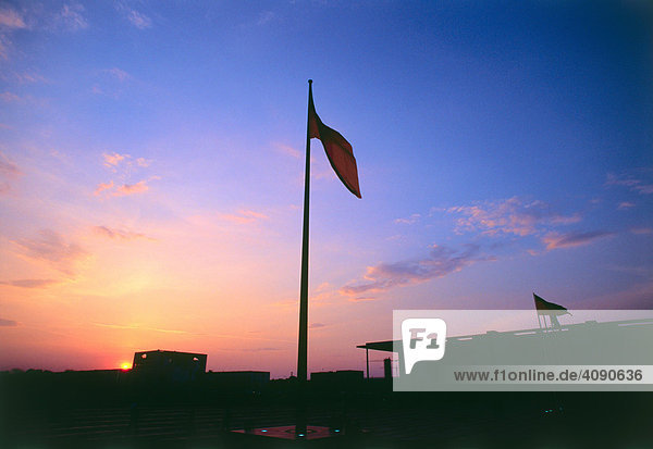 Deutsche Fahne im Abendlicht beim Bundeskanzleramt in Berlin  Deutschland