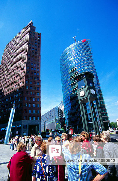 Touristen am Potsdamer Platz mit der Nachbildung der ersten Verkehrsampel  Berlin  Deutschland