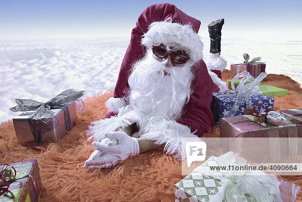 Weihnachtsmann mit Geschenken über den Wolken