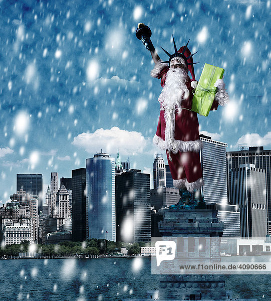 Weihnachtsmann als Freiheitsstatue vor der Skyline von Manhattan