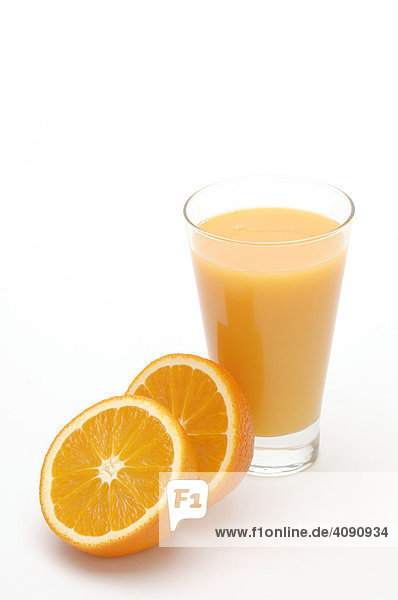 Orangensaft mit Orangenhälften
