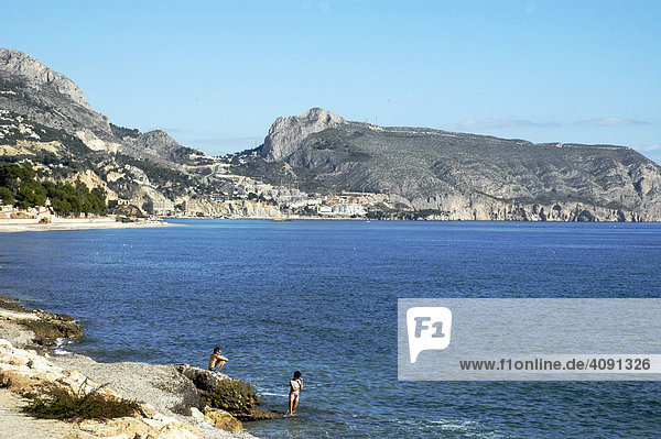 Kueste in Altea mit Blick auf den Hafen Campomanes  Costa Blanca  Spanien