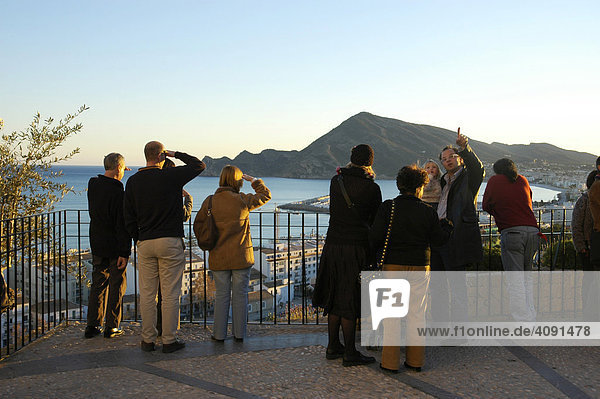 Touristen auf der Aussichtsplattform  Altea  Costa Blanca  Spanien