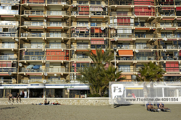 Touristen am Strand vor Hausfassade  Calpe  Costa Blanca  Spanien
