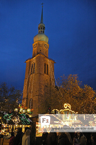 Weihnachtsmarkt an der Reinoldikirche  Kirche  Weihnachten  Dortmund  NRW  Nordrhein Westfalen  Deutschland
