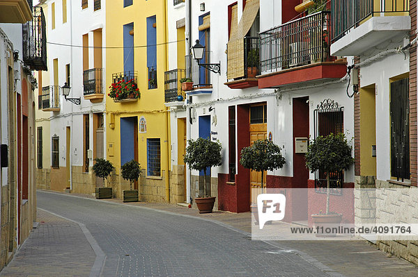 Gasse in der Altstadt mit bunten  geschmueckten Haeusern  La Nucia  Costa Blanca  Spanien